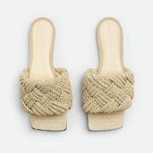 Bottega Veneta Lido Flat Sandal with 
Intrecciato Raffia in White